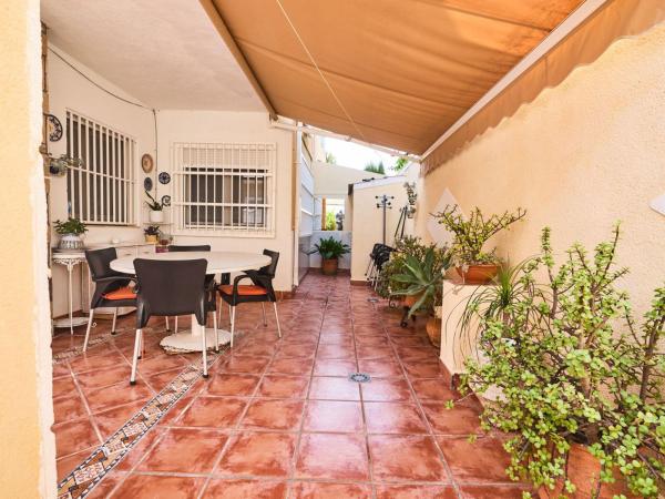 Частный шале на продаже в  Casa o chalet en Avenida de Alemania, Los Europeos, Torrevieja, Торревьеха photo 1