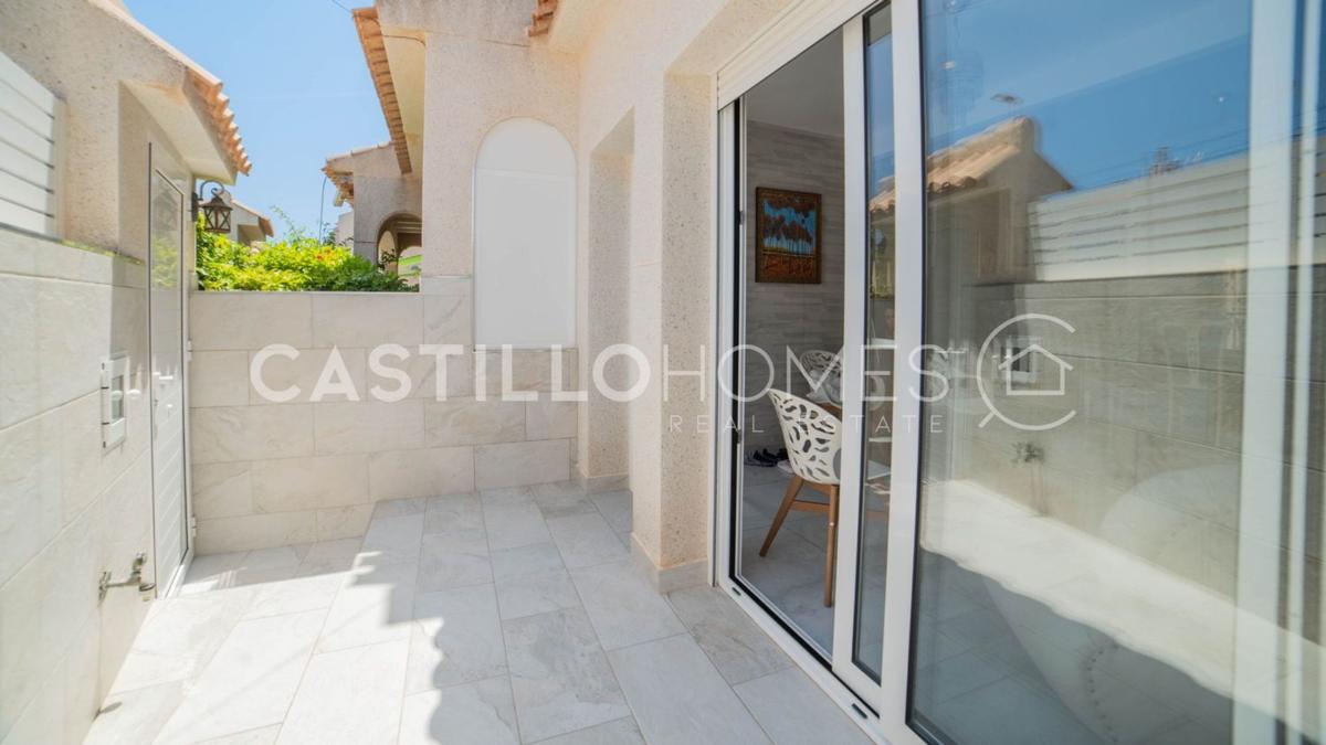 Sprzedaż niezależnego domku jednorodzinnego w  Chalet pareado en Zona los Frutales, Torrevieja, Torrevieja photo 3