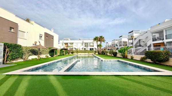 Venta de piso en Piso en Calle Manuel Romera, Parque Acuático - Sector 25, Torrevieja, Torrevieja
photo 1