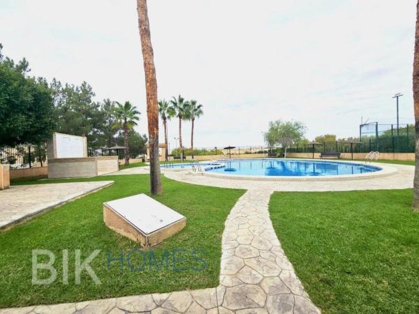 Chalet adosado en Calle Lagunas de Ruidera, Zona Lago - Los Almendros, Orihuela thumbnail 1