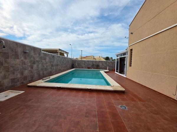 Chalet adosado en Avenida Baracaldo, La Siesta - El Salado - Torreta, Torrevieja photo 2