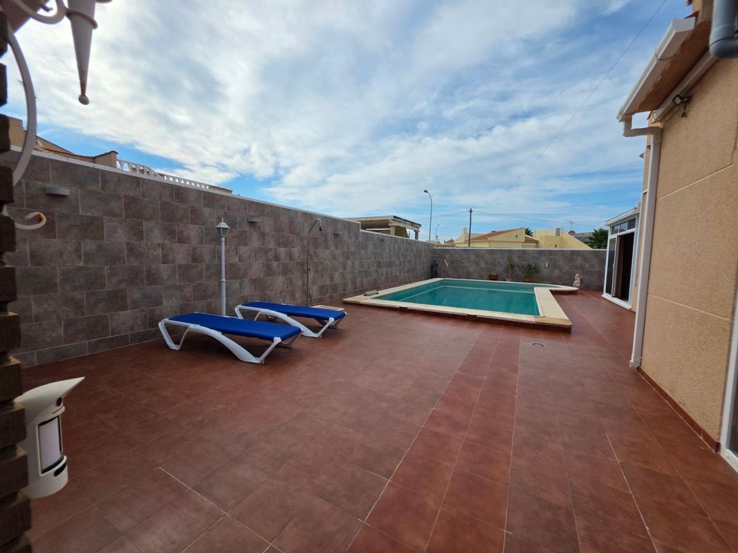 Venta de chalet adosado en Chalet adosado en Avenida Baracaldo, La Siesta - El Salado - Torreta, Torrevieja , Torrevieja photo 3