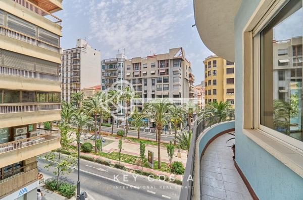 Продажа квартиры на Piso en Calle Poeta Vila y Blanco, Ensanche-Diputación, Alicante / Alacant, Аликанте / Алакант
thumbnail 2