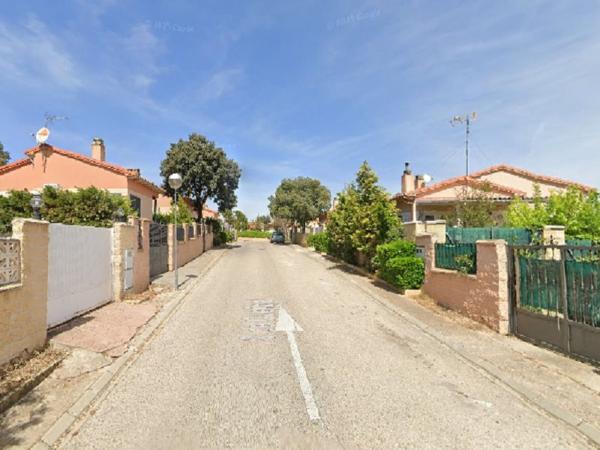 Частный шале на продаже в  Casa o chalet en Calle del Quejigal, 49, Loranca de Tajuña, Лоранка-де-Тахуна photo