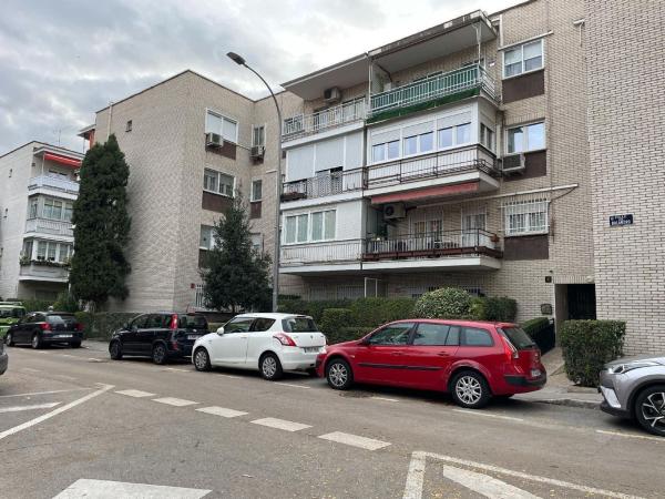 Sprzedaż mieszkania w Piso en Calle del Balandro, 15, Alameda de Osuna, Madrid, Madryt
thumbnail 1