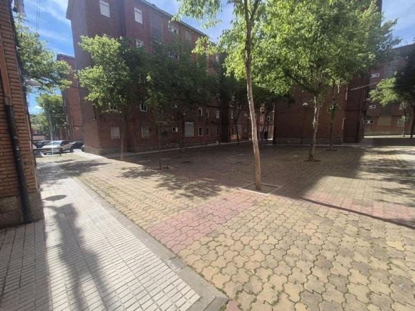 Продажа квартиры на Piso en Calle Bartolomé Ruiz, 7, Garrido norte, Salamanca, Саламанка
thumbnail 1