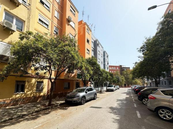 Sale of flat in Piso en Calle de l'Escriptor Abu Salt, 3, Marxalenes, València, Valencia
thumbnail 1