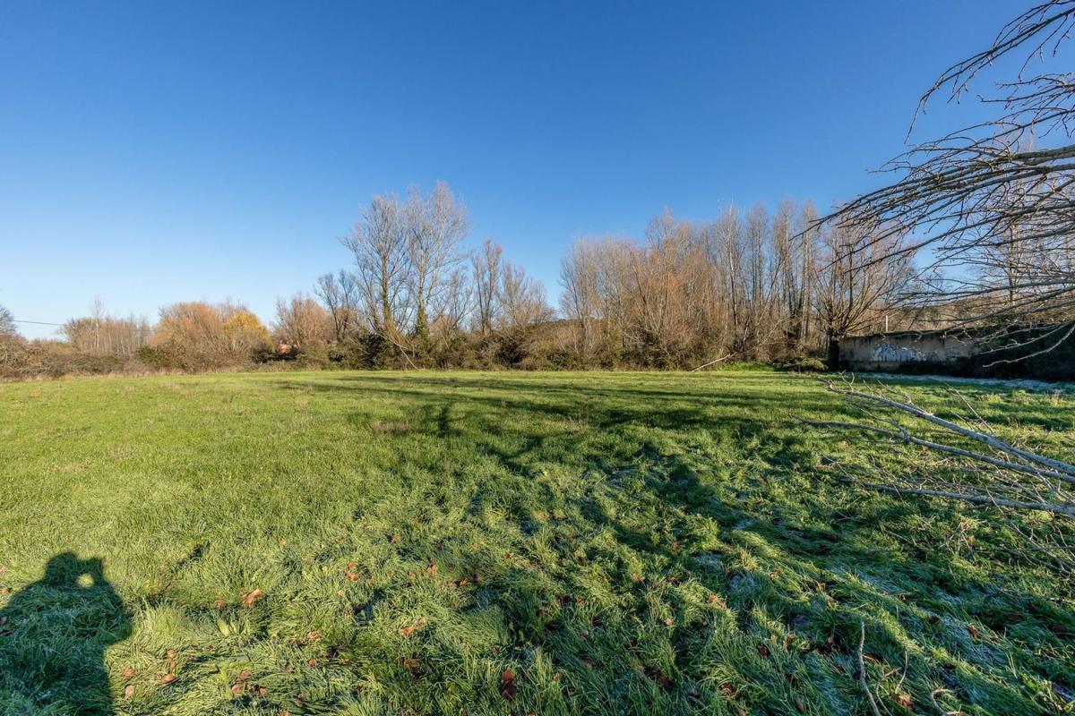 Land for sale in Villaquilambre, León photo 3