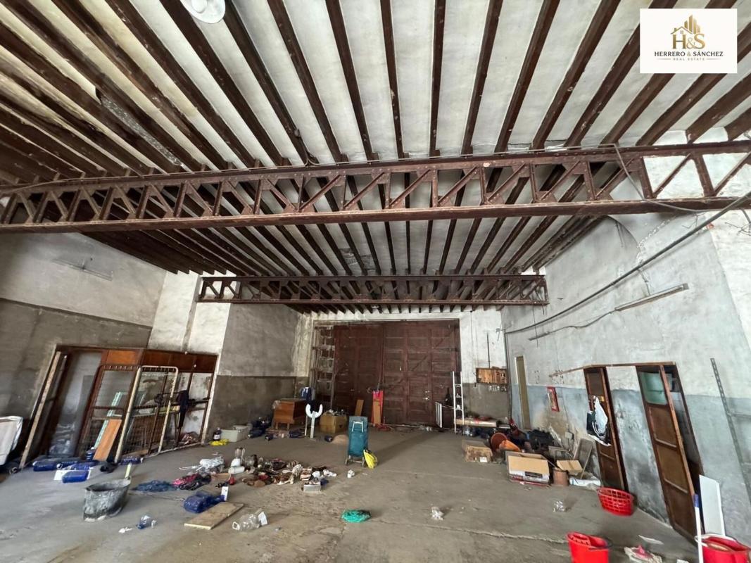 Budynek Mieszkalny o powierzchni 1800m2 na sprzedaż w Nowaleda photo 1