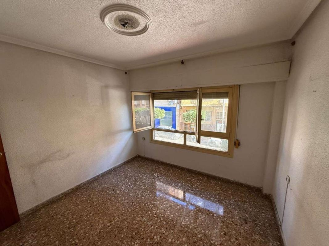 Продажа квартиры на Piso en Avenida Reina Victoria, Plaza de Toros - Avenida Chapí - Trinquete, Elda, Эльда
photo 1