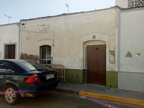 Chalet pareado en Calle la Legión, Montijo thumbnail 1