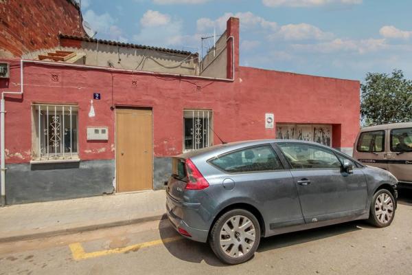 Частный шале на продаже в  Casa o chalet en Calle Sagunt, Can Puiggener, Sabadell, Сабадель photo