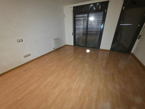 Sprzedaż mieszkania w Piso en Calle dels Comtes de Centelles, Centelles, Centelles
thumbnail 1
