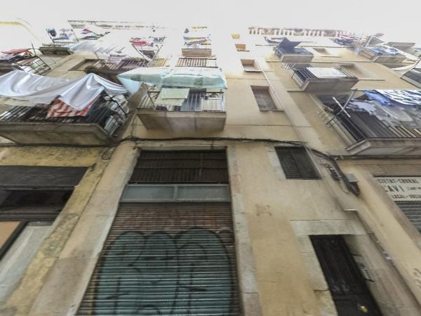 Venta de piso en Piso en Calle de les Carretes, El Raval, Barcelona, Barcelona
 photo