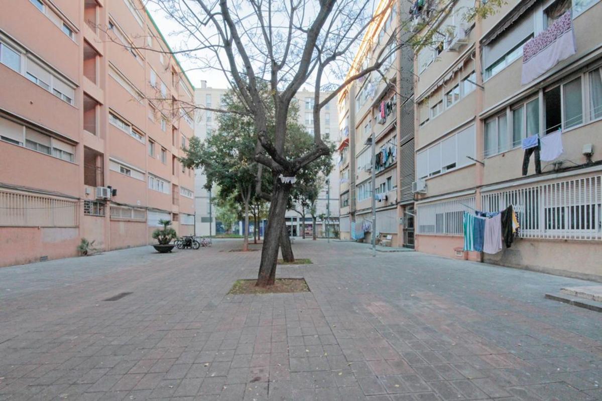 Sale of apartment in Piso en Calle de Tarba, El Besòs, Barcelona, Barcelona
photo 2