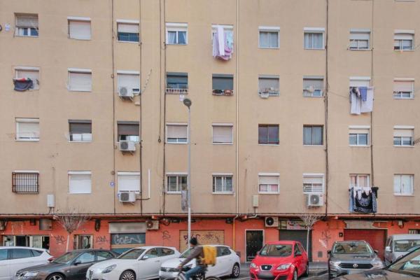 Venta de piso en Piso en Calle de la Sagrada Família, Llefià, Badalona, Badalona
 photo