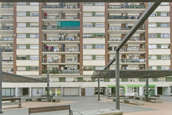 Продажа квартиры на Piso en Plaza de Neus Catalá i Pallejà, Can Alzamora - Les Torres - 25 de Setembre, Rubí, Руби
 photo 1