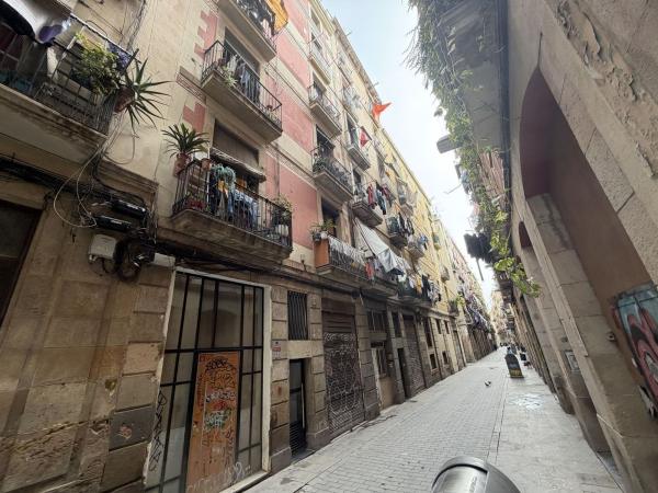 Venta de piso en Piso en Calle del Lleó, El Raval, Barcelona, Barcelona
 photo 1