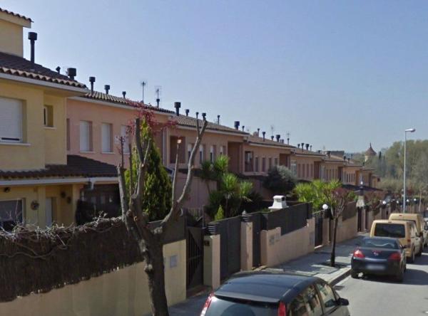 Chalet pareado en Calle de la Rosella, Santa Perpètua de Mogoda photo