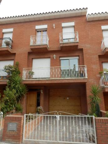Chalet pareado en Calle del Doctor Pedro Pons, Can Rial, Esparreguera photo
