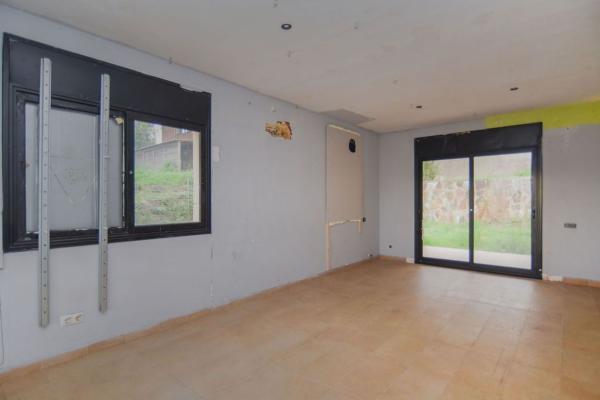 Chalet pareado en Calle del Baix Ebre, Santa Maria de Palautordera thumbnail 2