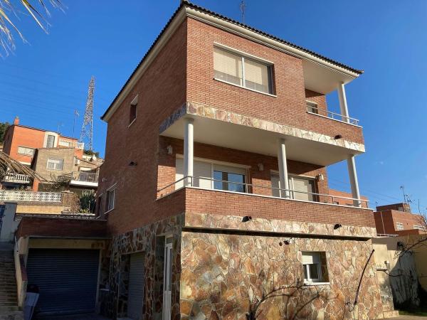 Casa o chalet independiente en Calle de Cabrera, Camps Blancs - Els Canons, Sant Boi de Llobregat photo 1