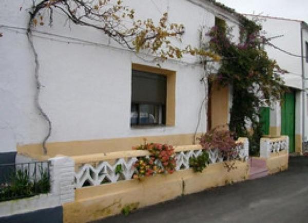 Chalet pareado en Calle Jardines, Santiago de Alcántara photo