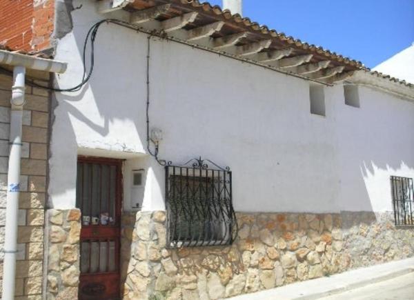 Chalet pareado en Calle Torreón, Villamayor de Santiago thumbnail 1