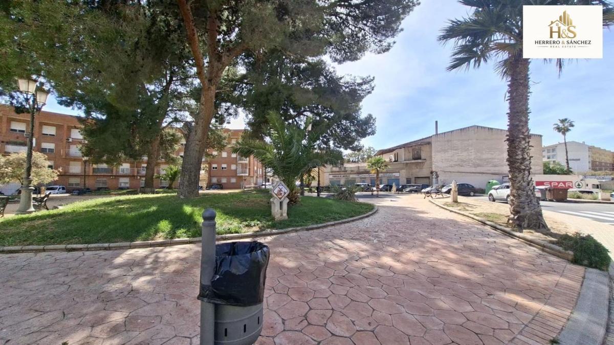 Terreno en venta en Novelda, Alicante photo 2