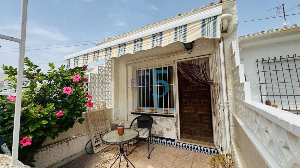 Sprzedaż niezależnego domku jednorodzinnego w Casa o chalet en La Siesta - El Salado - Torreta, Torrevieja, Torrevieja photo 2