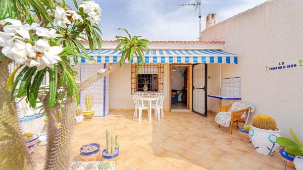 Chalet adosado en Calle de los Lirios, La Siesta - El Salado - Torreta, Torrevieja thumbnail 1