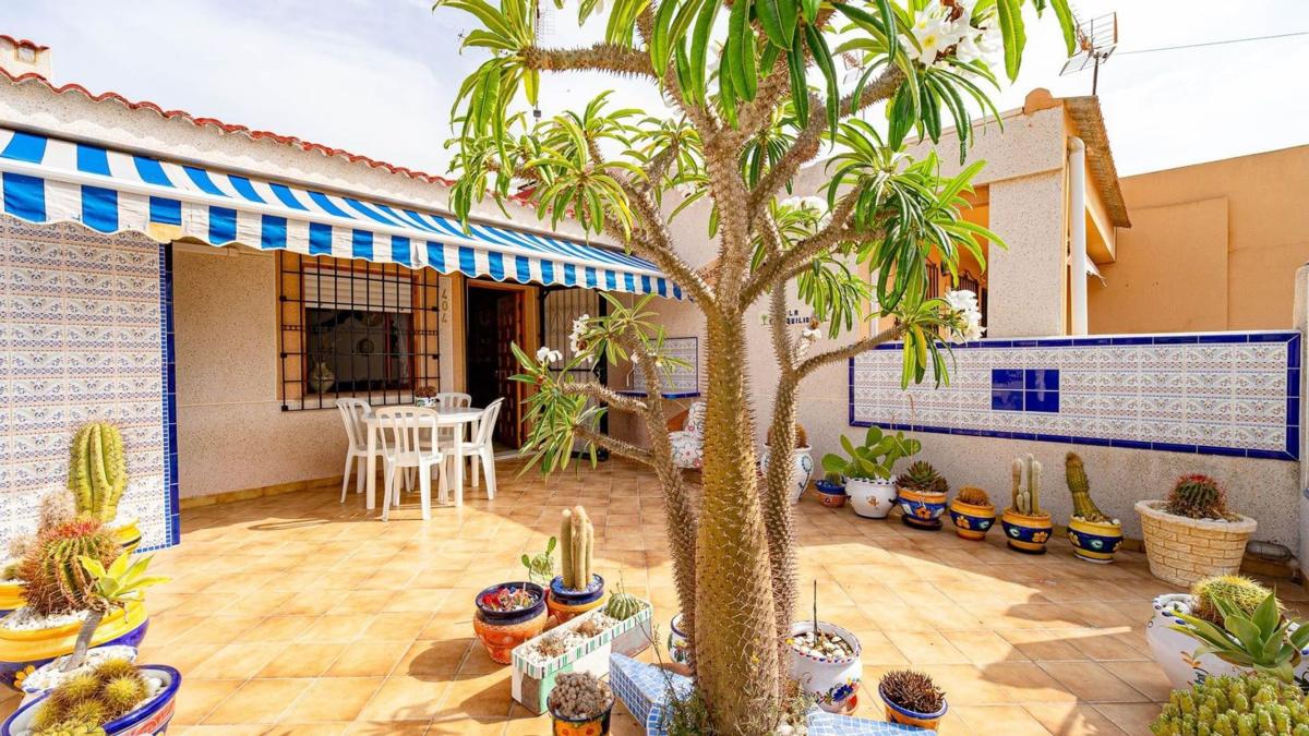 Venta de chalet adosado en  Chalet adosado en Calle de los Lirios, La Siesta - El Salado - Torreta, Torrevieja , Torrevieja photo 3