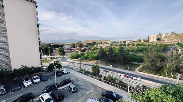 Продажа квартиры на Piso en Plaza de la Cruz, Virgen del Remedio - Parque lo Morant, Alicante / Alacant, Аликанте / Алакант
thumbnail 1