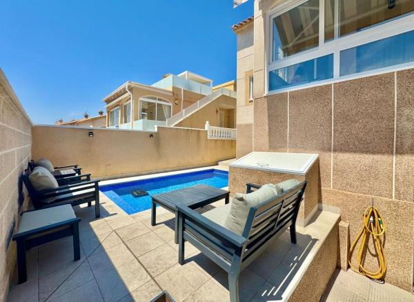 Chalet adosado en venta en Chalet adosado en Calle Venus, La Florida, Orihuela , Orihuela thumbnail 1