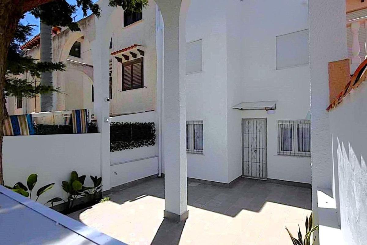 Sale of townhouse in New Torrevieja - Aguas Nuevas , Torrevieja photo 2