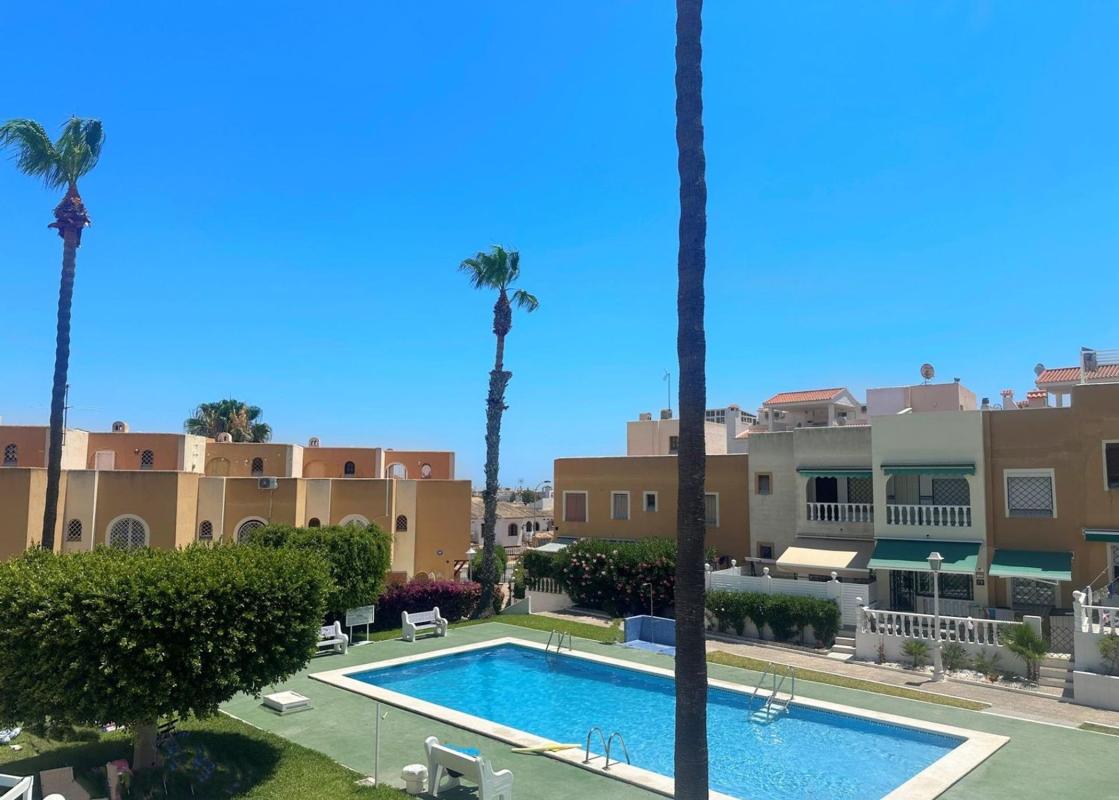 Sale of independent chalet in Casa o chalet independiente en Avenida Corinto, Torreblanca, Torrevieja, Torrevieja
photo 3