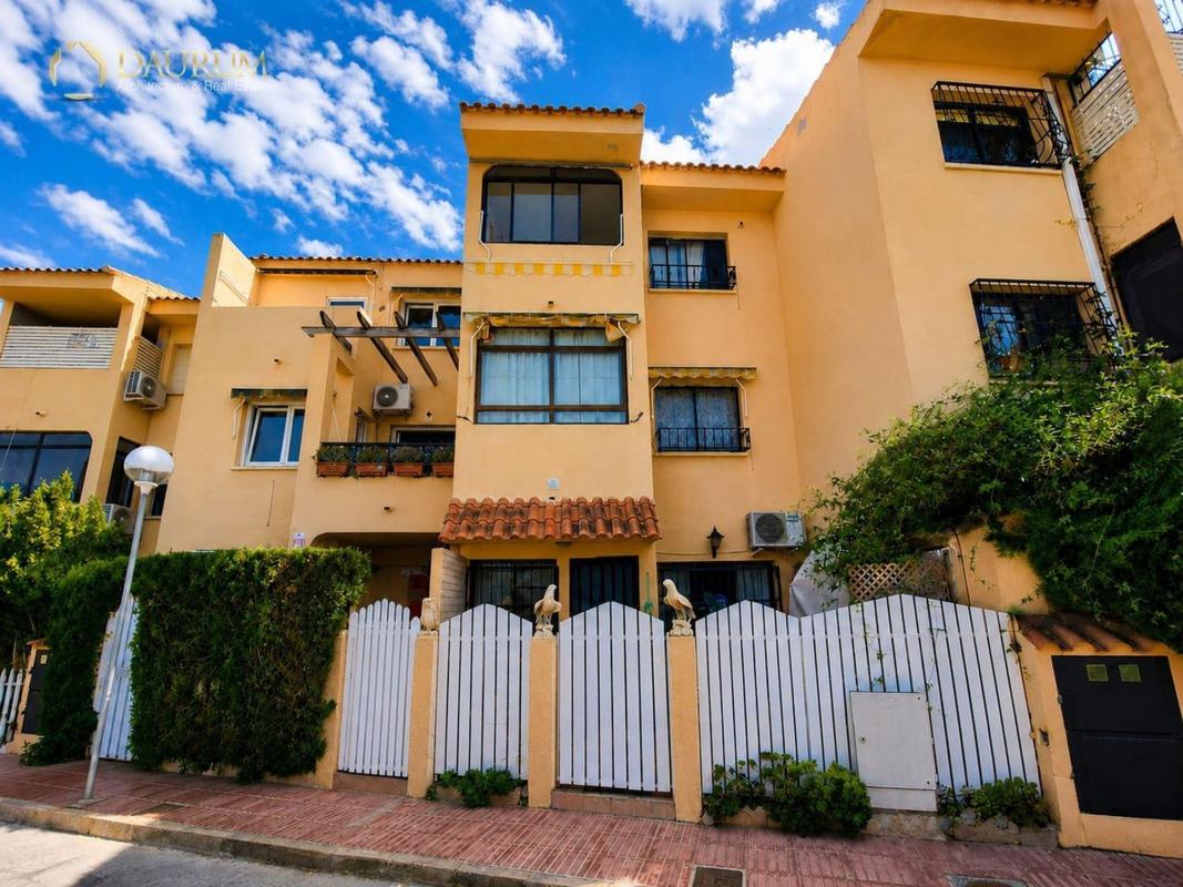 Продажа таунхауса в  Chalet adosado en Calle la Bonanova, Villamontes-Boqueres, San Vicente del Raspeig , Сан-Висенте-дель-Распейг photo 3