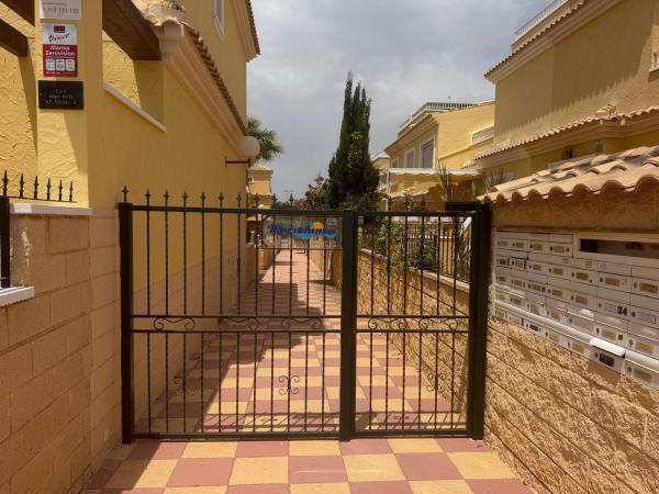 Chalet pareado en Altos Los, 11, Los Balcones - Los Altos del Edén, Torrevieja photo 1