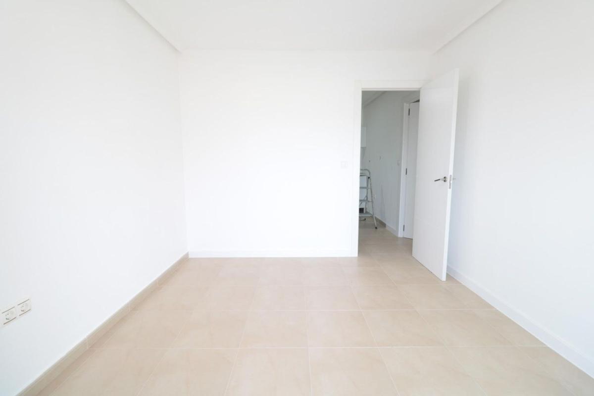Venta de piso en Piso en Calle Campoamor, Puerto Deportivo, Torrevieja, Torrevieja
photo 2
