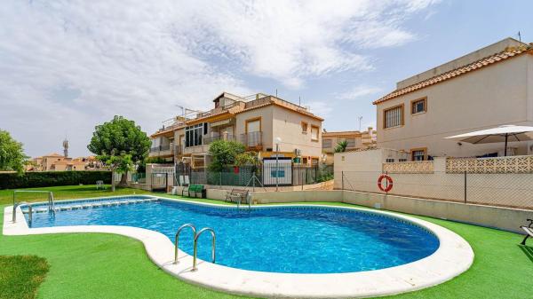 Chalet wolnostojący na sprzedaż w  Nowa Torrevieja - Aguas Nuevas , Torrevieja photo 1