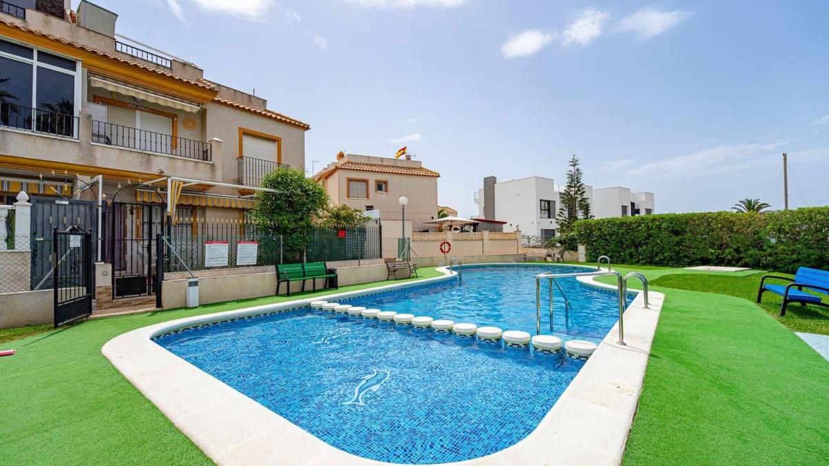 Sale of independent chalet in New Torrevieja - Aguas Nuevas, Torrevieja
photo 2