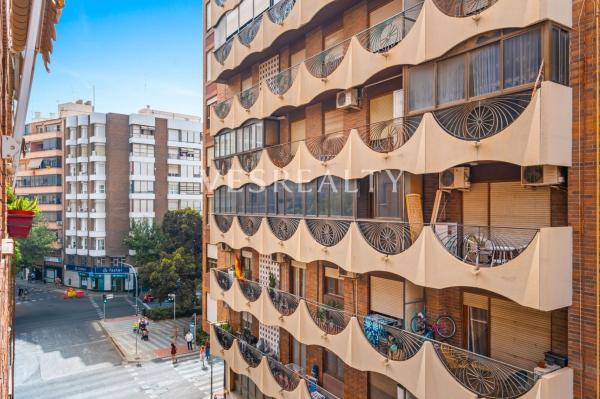 Квартира на продажу на  Piso en Benalúa, Alicante / Alacant, Аликанте / Алакант photo 1