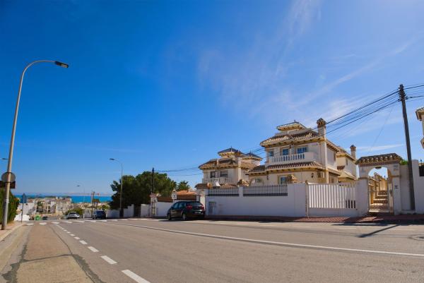 Chalet independiente en venta en Casa o chalet en Avenida Torreblanca, 5, Torreblanca, Torrevieja, Torrevieja
thumbnail 3