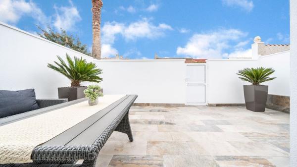 Chalet independiente en venta en Casa o chalet en La Siesta - El Salado - Torreta, Torrevieja, Torrevieja thumbnail 3
