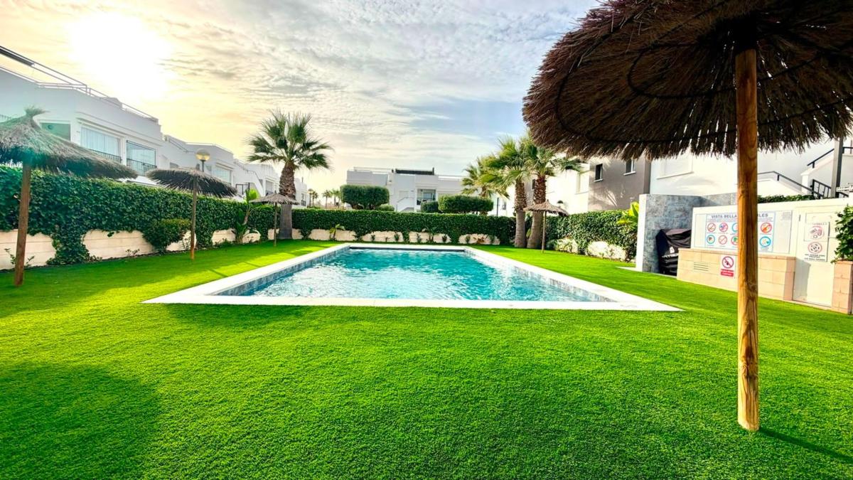 Venta de piso en Piso en Calle Manuel Romera, Parque Acuático - Sector 25, Torrevieja, Torrevieja
photo 2