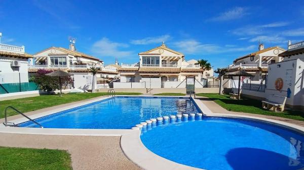 Chalet adosado en venta en Chalet adosado en Calle Trepadora, Los Balcones y los Altos, Orihuela , Orihuela photo 1