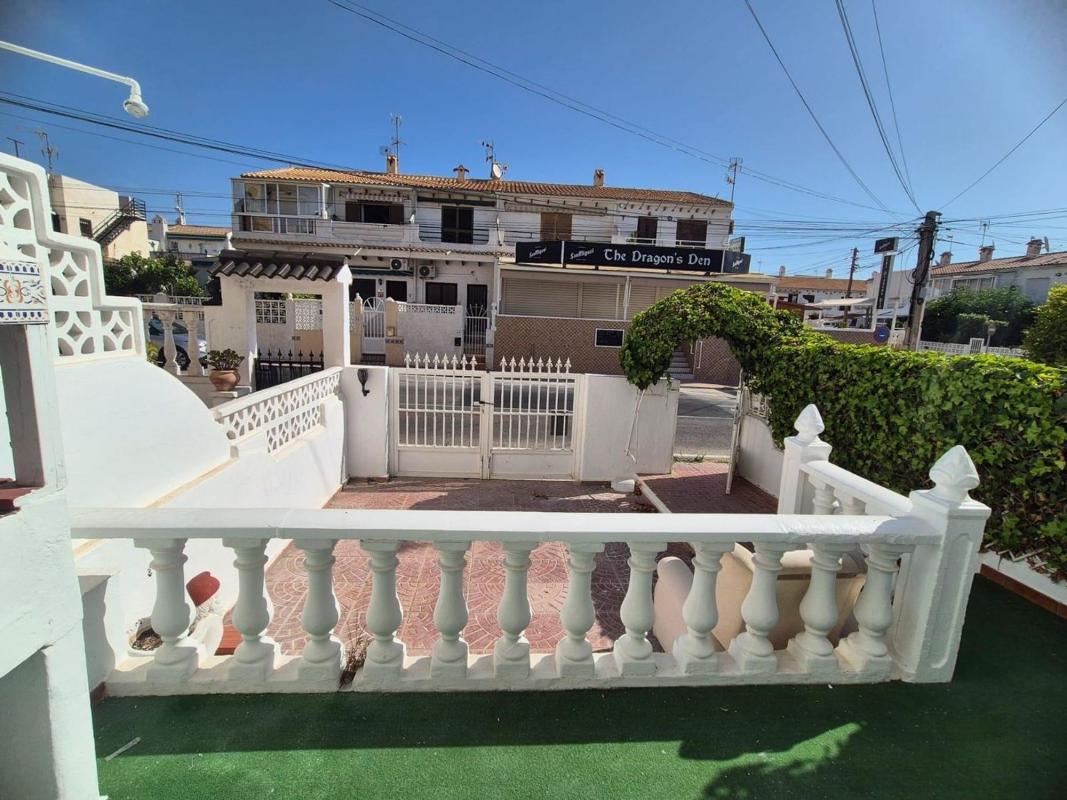 Venta de chalet adosado en Chalet adosado en Calle Doctor Waksman, Zona los Frutales, Torrevieja , Torrevieja photo 2