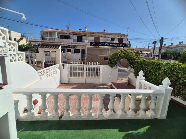 Chalet adosado en Calle Doctor Waksman, Zona los Frutales, Torrevieja thumbnail 2