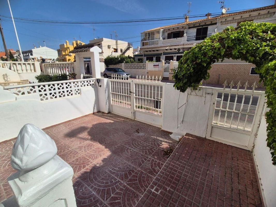 Venta de chalet adosado en Chalet adosado en Calle Doctor Waksman, Zona los Frutales, Torrevieja , Torrevieja photo 3
