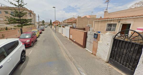 Chalet adosado en Calle Santa Petra, Nueva Torrevieja, Torrevieja thumbnail 2